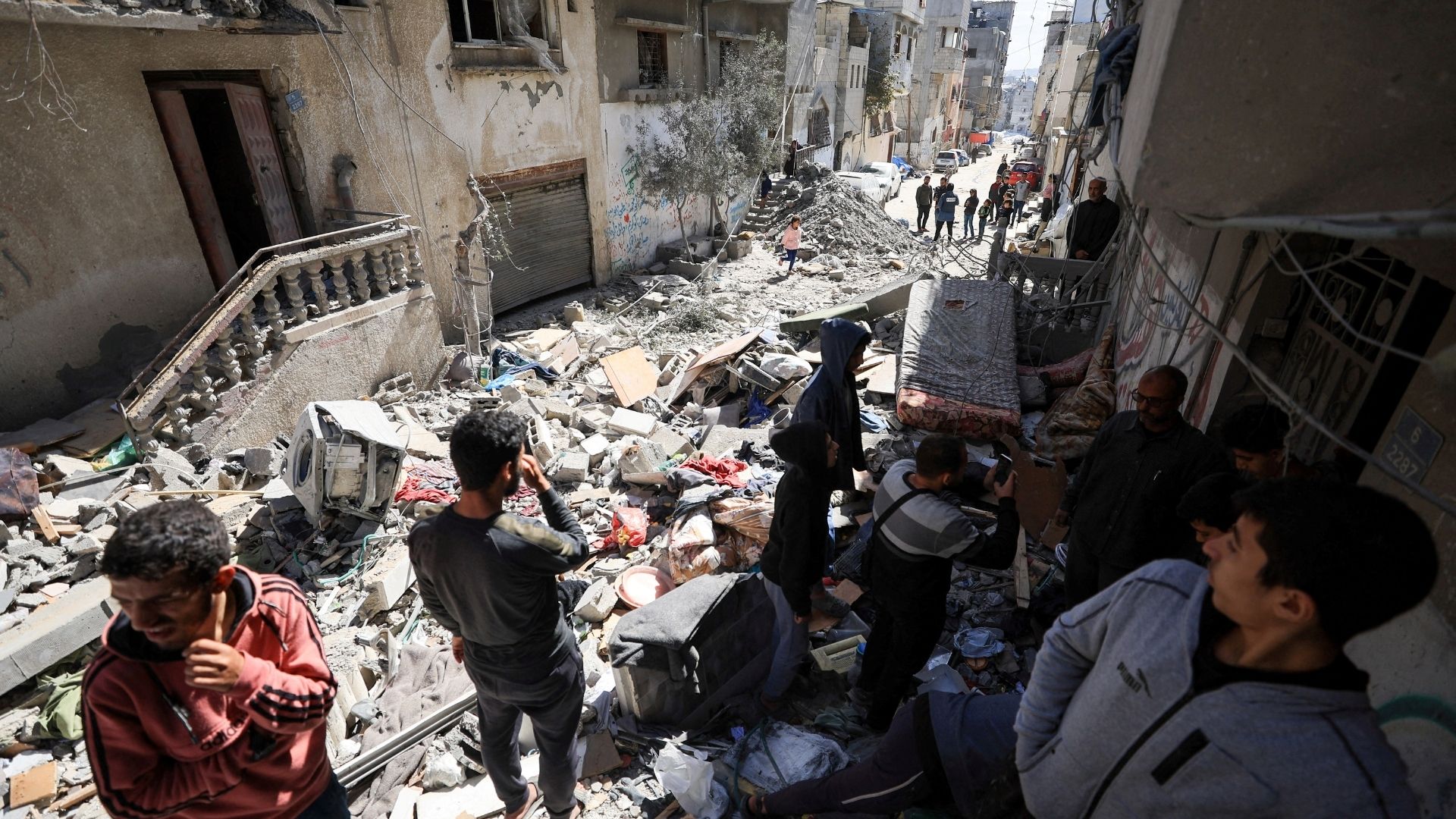 Palestinians gather at the site of an Israeli strike on a residential building in Gaza City. /Dawoud Abu Alkas/Reuters